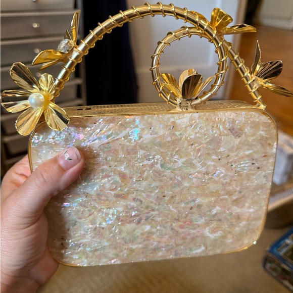 Elegant Gold and Cream Women's Handbag - Picture 1 of 4